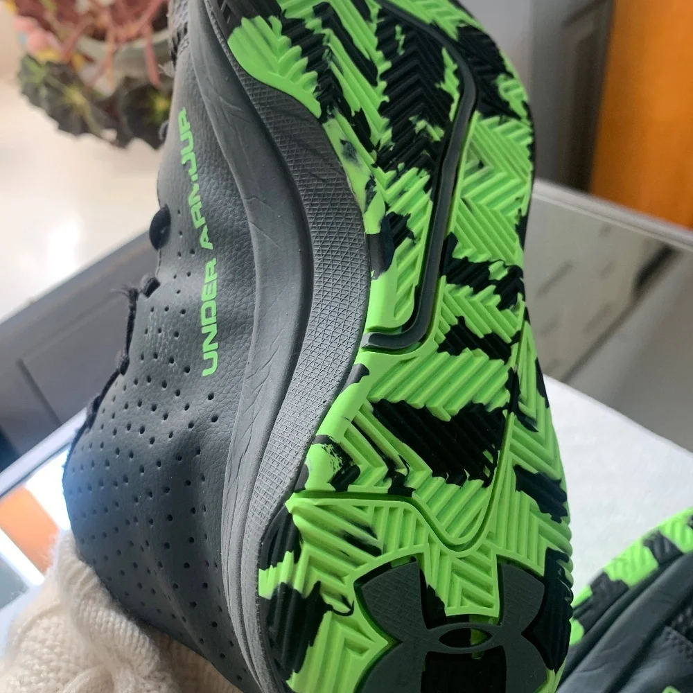 Under Armour- Black &‎ Neon Green Jet 2019-Boys 7 Y